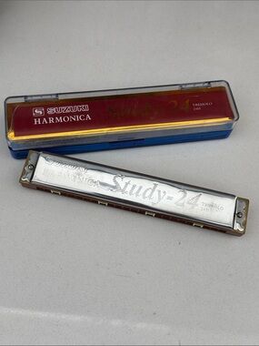 Suzuki study 24 hole - key of C Tremolo Harmonica - Silver tone / red